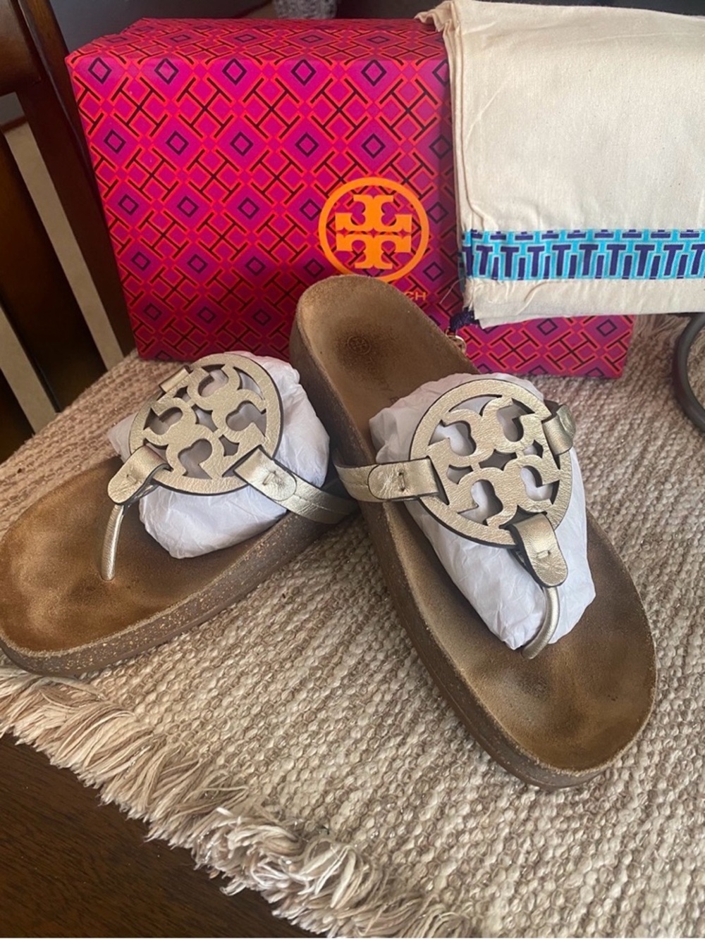Tory Burch Metallic Gold Logo Thong Sandals with Brown Footbed - Picture 2 of 3